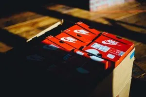 czerwone pudełka z butami Nike